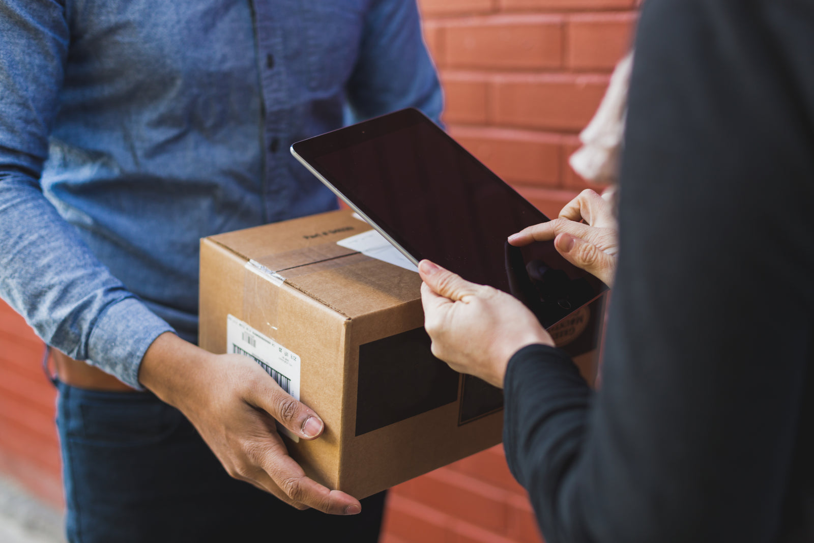 Customer confirming a package delivery using a tablet